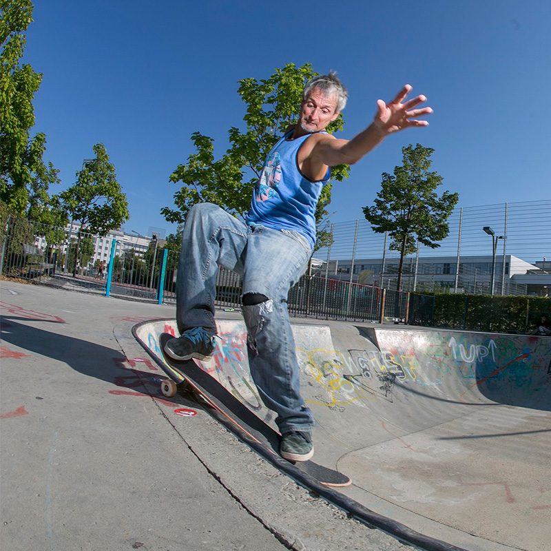HPH_c_Bubu Dujmic Skateboarding Austria Präsident Hans-Peter Hutter macht einen Smith Grind im Bowl